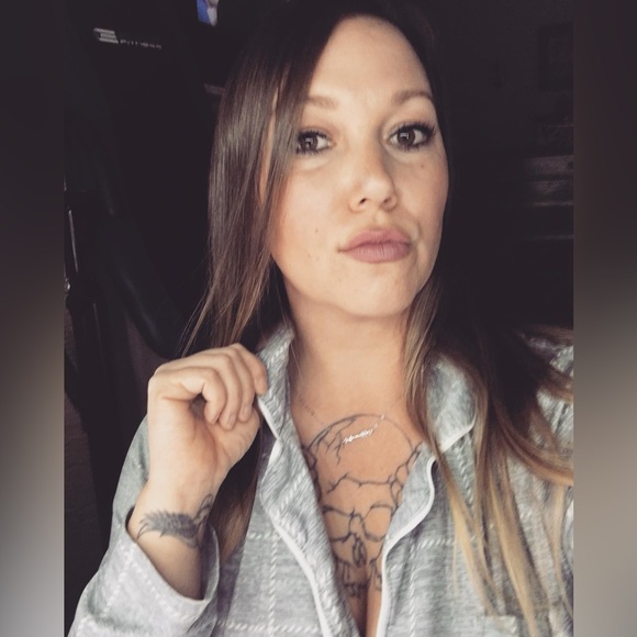 Meet your Posher, Laura 🩷🩷🩷 - Picture 3 of 4